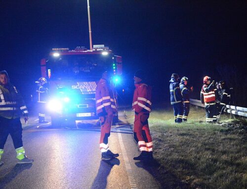 Græs ved motortrafikvejen brændte ved midnatstide